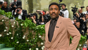 O músico e ator americano Donald Glover chega para o Met Gala de 2024 no Metropolitan Museum of Art em 6 de maio de 2024, em Nova York. O evento arrecada fundos para o Costume Institute do Metropolitan Museum of Art. O tema do Met Gala de 2024 é “Belezas Adormecidas: O Despertar da Moda”. (Foto de Angela Weiss / AFP)