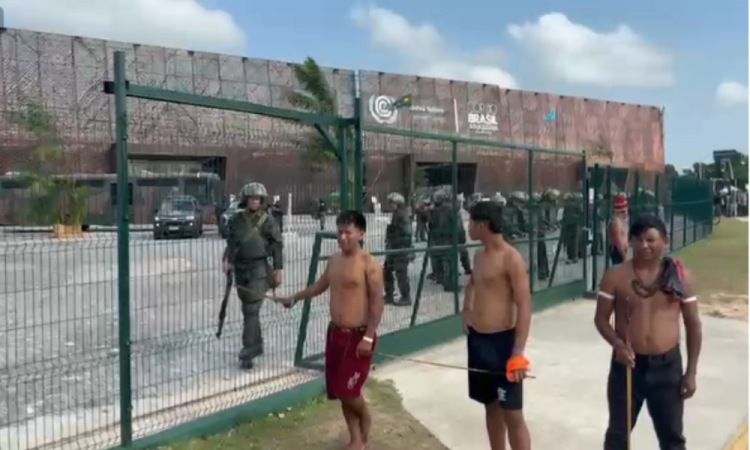 nova manifestação de indígena fecha portão principal da conferência