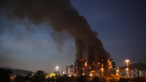 Fumaça densa e chamas se elevam enquanto um grande incêndio consome vários blocos de apartamentos no conjunto residencial Wang Fuk Court, no distrito de Tai Po, em Hong Kong, em 26 de novembro de 2025. Quatro pessoas morreram depois que vários blocos em um conjunto residencial de Hong Kong pegaram fogo em 26 de novembro, com a mídia local relatando anteriormente que alguns moradores ficaram presos.