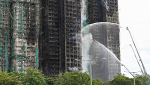 PETER PARKS / AFP Foto por PETER PARKS / AFP Bombeiros jogam água nas chamas enquanto um grande incêndio consome vários blocos de apartamentos no conjunto residencial Wang Fuk Court, no distrito de Tai Po, em Hong Kong, em 27 de novembro de 2025. Os bombeiros ainda estavam combatendo um incêndio devastador em 27 de novembro, que atingiu um complexo de arranha-céus em Hong Kong, matando pelo menos 44 pessoas e deixando centenas desaparecidas, segundo as autoridades.