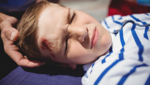 Paramédicos examinando menino ferido