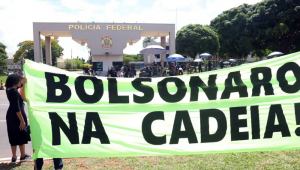 Manifestação em frente a sede da Polícia Federal após a prisão do ex-presidente Jair Bolsonaro. Foto: Valter Campanato/Agência Brasil