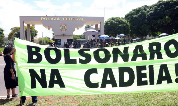 Bolsonaro recebe Jair Renan e Michelle em primeiras visitas após início da execução da pena