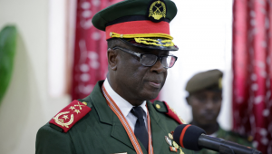 O general do Exército da Guiné-Bissau, Horta N’Tam (à direita), observa durante a cerimónia de tomada de posse como líder de transição e comandante do Alto Comando em Bissau, a 27 de novembro de 2025. Os militares da Guiné-Bissau nomearam um general como o novo líder do país na quinta-feira, por um ano, um dia depois de terem tomado o poder e detido o presidente da nação da África Ocidental, propensa a golpes de Estado. "Acabei de tomar posse como comandante do Alto Comando", declarou o general Horta N'Tam após prestar juramento numa cerimónia no quartel-general dos militares, observaram os jornalistas da AFP. Dezenas de soldados fortemente armados foram mobilizados no local.