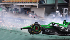 SP - FÓRMULA 1/GP DE SÃO PAULO/CORRIDA SPRINT/GABRIEL BORTOLETO/ACIDENTE - ESPORTES - O piloto brasileiro Gabriel Bortoleto, da Kick Sauber, sofre acidente no fim da reta principal e entrada do S do Senna na última volta da corrida sprint do GP de São Paulo de Fórmula 1, no Autódromo de Interlagos, neste sábado (8). Apesar da colisão violenta e destruição do carro, Bortoleto passa bem. 08/11/2025 - Foto: DANIEL TEIXEIRA/ESTADÃO CONTEÚDO