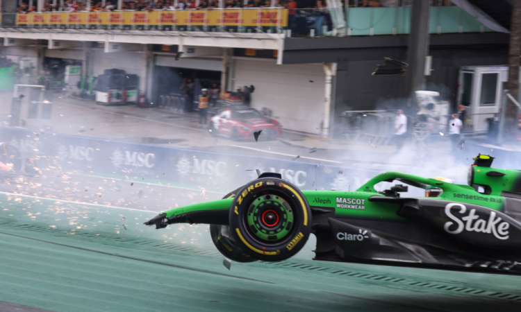 SP - FÓRMULA 1/GP DE SÃO PAULO/CORRIDA SPRINT/GABRIEL BORTOLETO/ACIDENTE - ESPORTES - O piloto brasileiro Gabriel Bortoleto, da Kick Sauber, sofre acidente no fim da reta principal e entrada do S do Senna na última volta da corrida sprint do GP de São Paulo de Fórmula 1, no Autódromo de Interlagos, neste sábado (8). Apesar da colisão violenta e destruição do carro, Bortoleto passa bem. 08/11/2025 - Foto: DANIEL TEIXEIRA/ESTADÃO CONTEÚDO