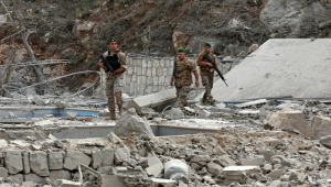 Soldados do exército libanês inspecionam o local de um ataque aéreo israelense na vila de Tair Felsay, no sul do Líbano, perto do rio Litani, na madrugada de 13 de novembro de 2025. (Foto de MAHMOUD ZAYYAT / AFP)