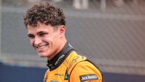 SP - FÓRMULA 1/GP DE SÃO PAULO/CORRIDA SPRINT - ESPORTES - O piloto britânico Lando Norris, da McLaren, antes da corrida sprint do GP de São Paulo de Fórmula 1, no Autódromo de Interlagos, na zona sul da capital paulista, neste sábado (8). Norris venceu a prova. 08/11/2025 - Foto: WERTHER SANTANA/ESTADÃO CONTEÚDO