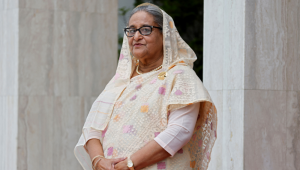 Esta foto, tirada em 11 de setembro de 2023, mostra a primeira-ministra de Bangladesh, Sheikh Hasina, aguardando a chegada do presidente francês Emmanuel Macron (não retratado) no gabinete da primeira-ministra durante sua visita de dois dias a Dhaka. Um tribunal de Bangladesh condenou, em 17 de novembro, a ex-primeira-ministra Sheikh Hasina à morte por crimes contra a humanidade, com aplausos irrompendo no tribunal lotado quando o juiz leu o veredicto. Hasina, de 78 anos, desobedeceu às ordens judiciais para que retornasse da Índia para comparecer ao seu julgamento sobre se ela ordenou uma repressão mortal contra um levante liderado por estudantes que a depôs.