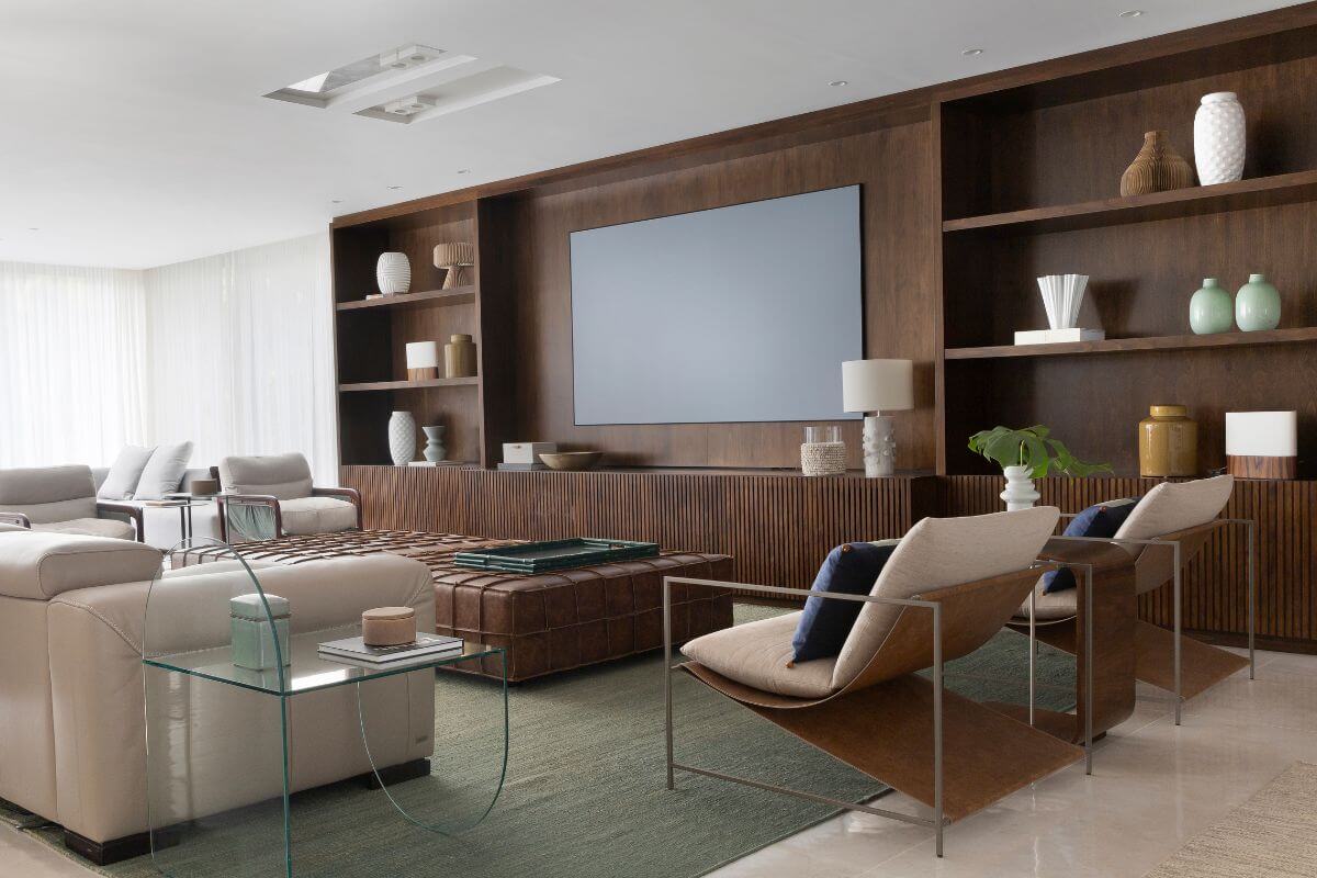 A madeira escura confere sofisticação e elegância à decoração 