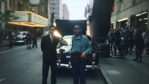 Timothée Chalamet e o diretor Josh Safdie durante as filmagens de Marty Supreme