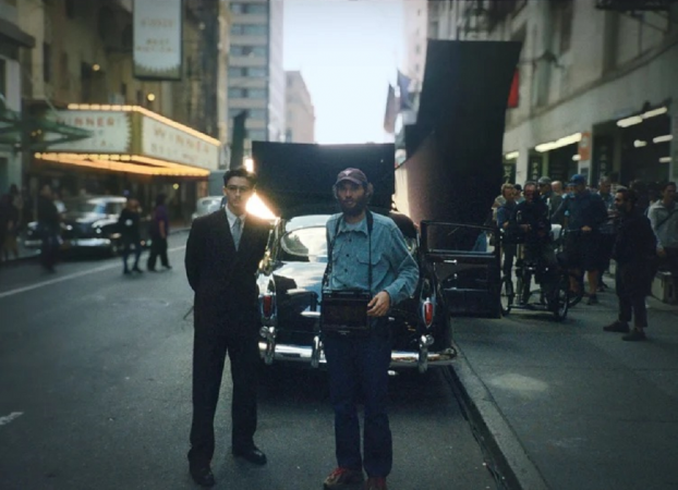 Timothée Chalamet e o diretor Josh Safdie durante as filmagens de Marty Supreme