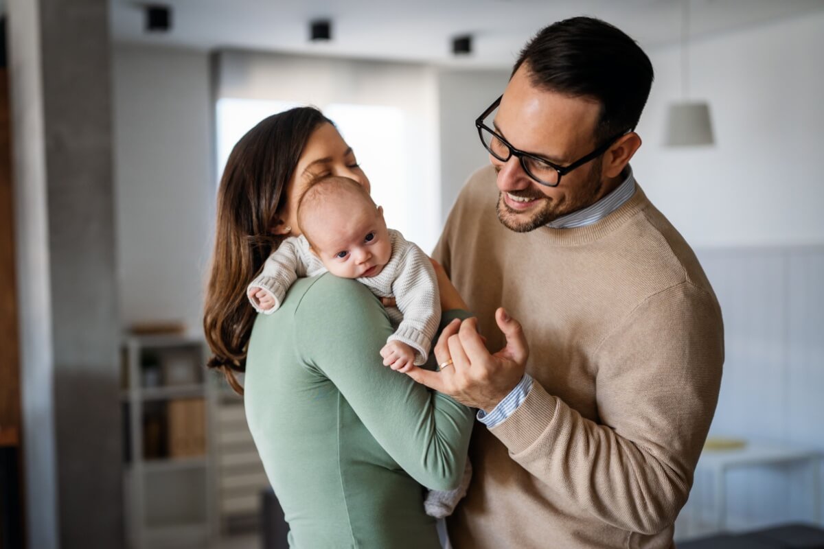 Nova licença-paternidade prevê ampliação de afastamento remunerado para os pais 