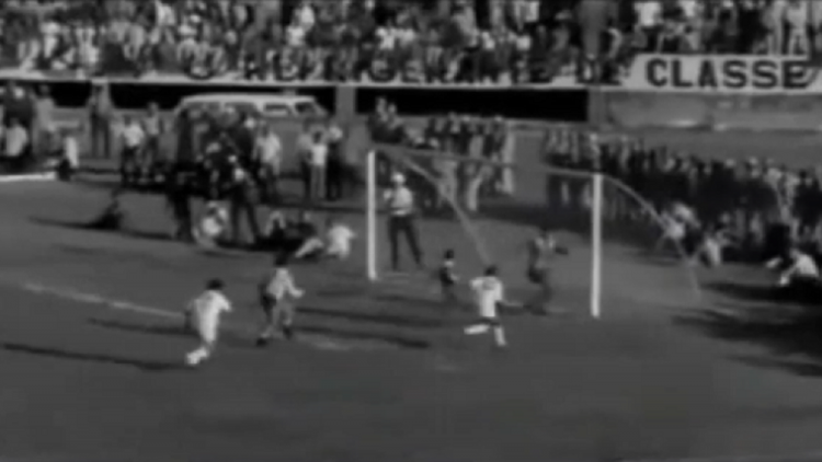 Pelé quase marca o milésimo gol no duelo contra o Bahia