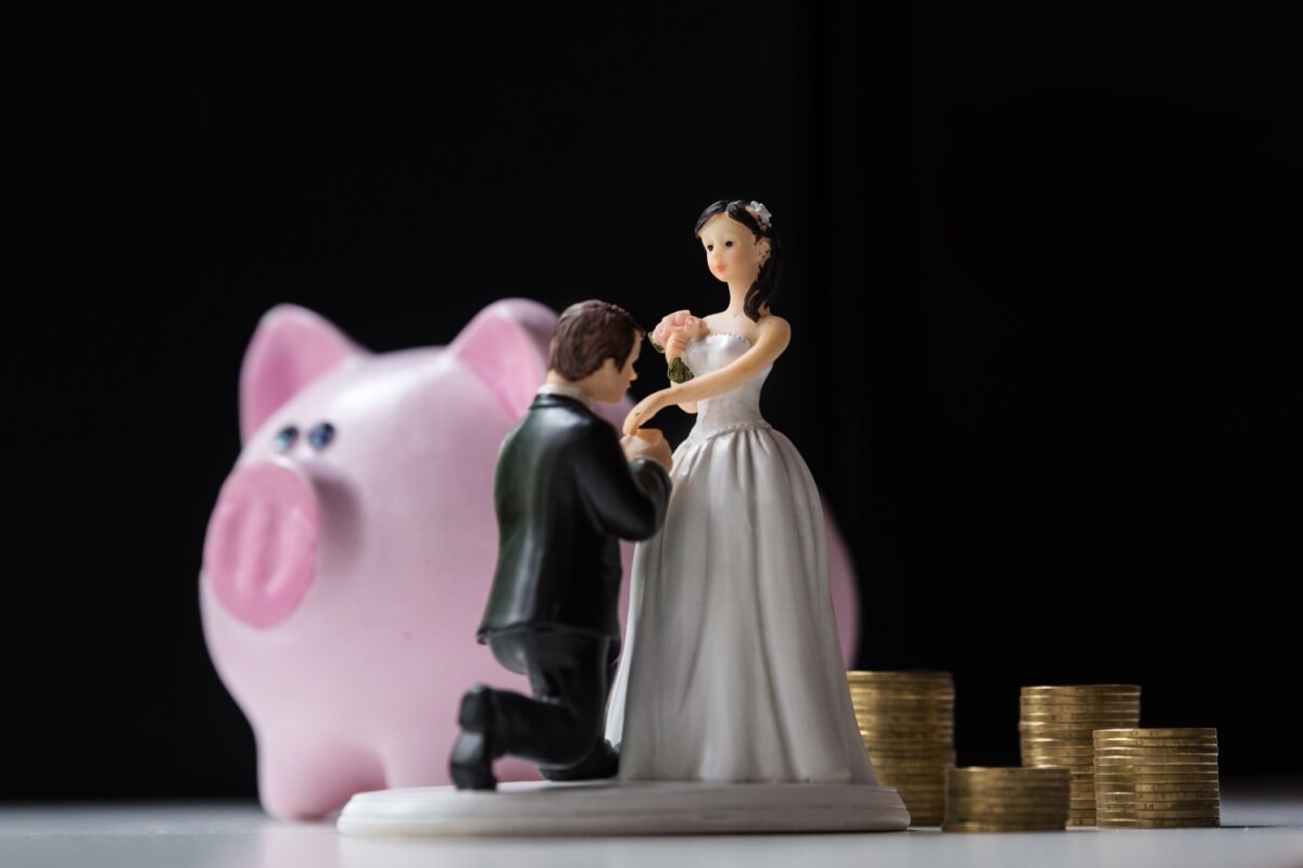 O planejamento financeiro é uma estratégia para evitar dívidas após o casamento 