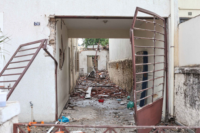 Vista dos estragos causados na vizinhança em razão da explosão em um imóvel que armazenava fogos de artifício