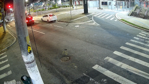 Suspeitos descem de carro e fogem da polícia após abordagem em frente à estação Vila Sônia, em São Paulo