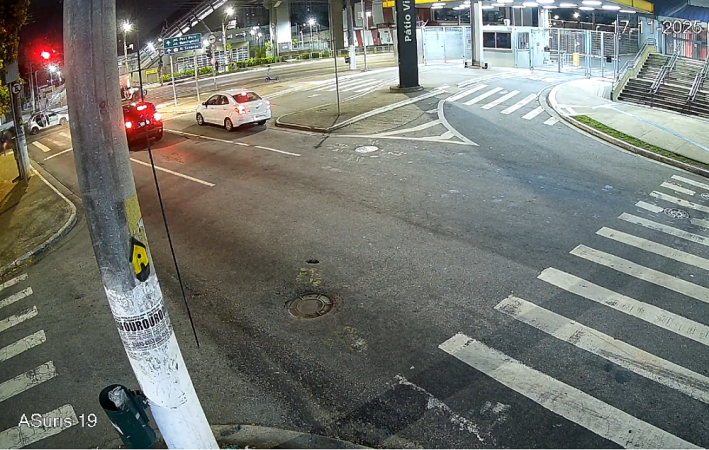Suspeitos descem de carro e fogem da polícia após abordagem em frente à estação Vila Sônia, em São Paulo