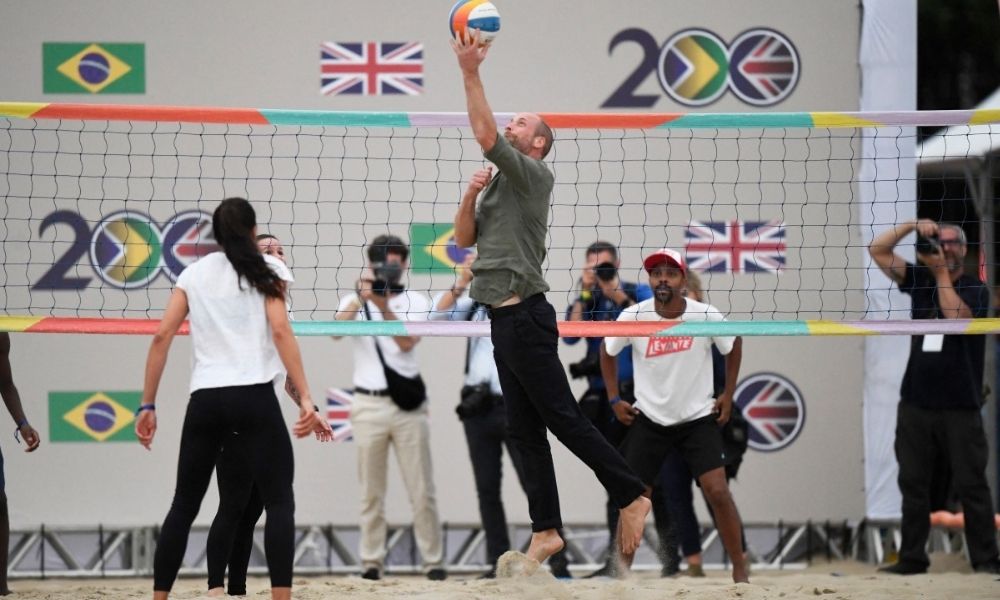 Príncipe William Domina Copacabana: Vôlei Descalço, Defesas Espetaculares e a Paixão Carioca!