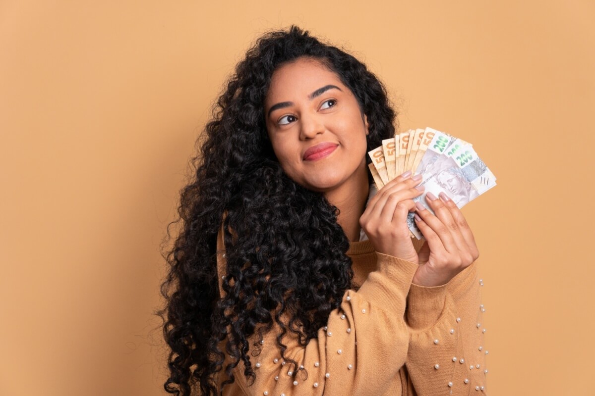 Saber como usar o 13º salário evita dívidas no próximo ano 