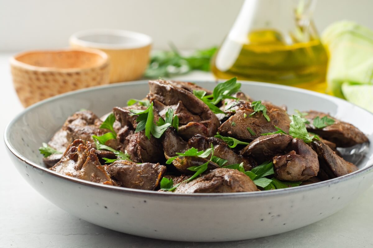 Fígado de frango acebolado 