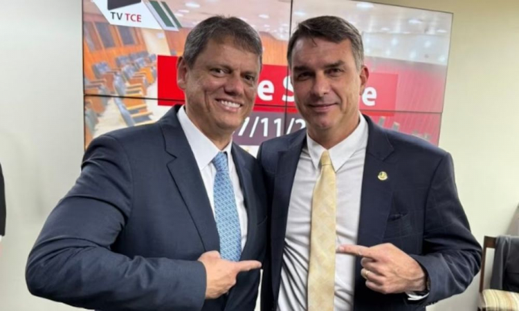 Flávio Bolsonaro posta foto ao lado de Tarcísio em meio a discussão sobre sucessão de Bolsonaro | Jovem Pan