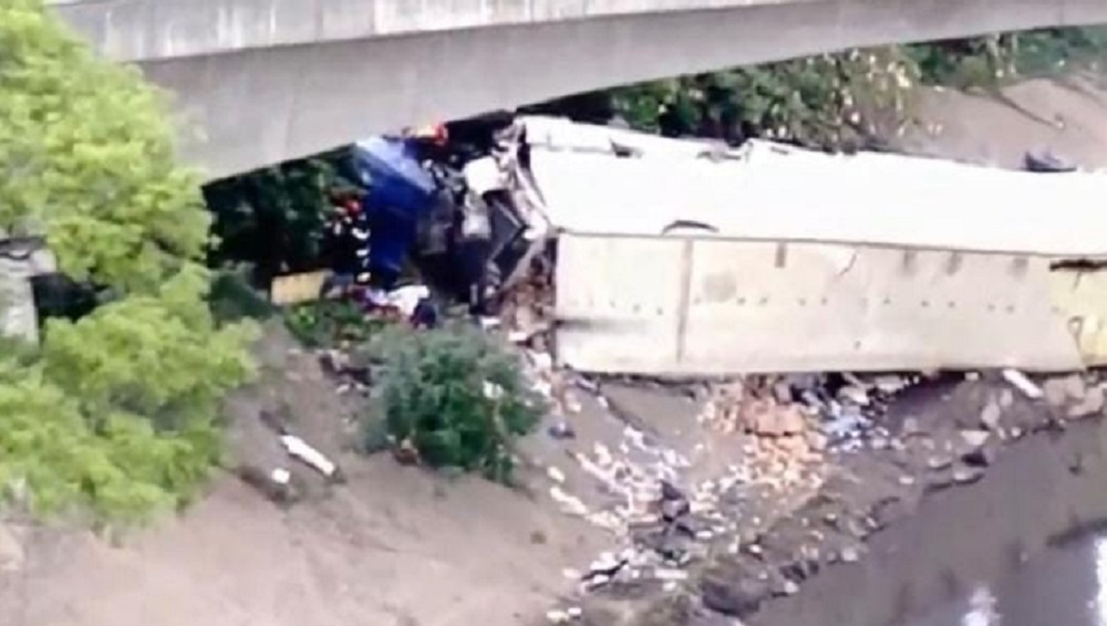 Caminhão cai na Marginal Tietê