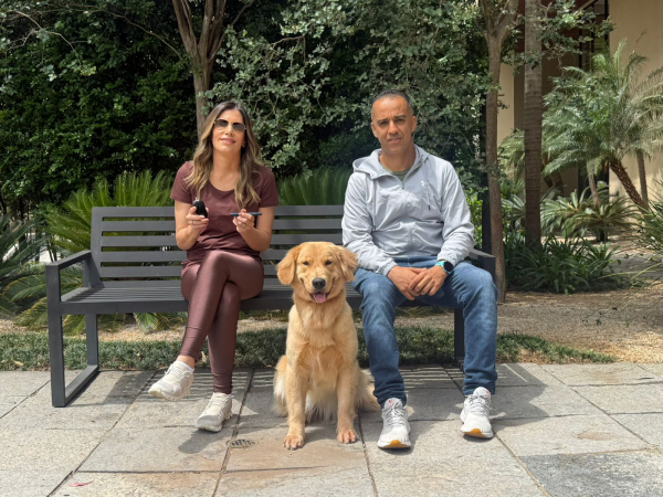 Mariana Ruic, a cachorra Granola e o adestrador Glauco