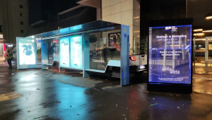 Um painel em formato de aquário foi instalado na Avenida Paulista, região centro-sul de São Paulo