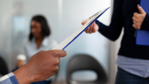 Pessoas multiétnicas segurando um caderno