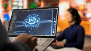 Trabalhador de call center usando tecnologia de IA em laptop para responder a clientes em close-up