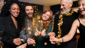 Uma família adorável a desfrutar de uma festa de Ano Novo.