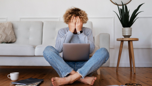 Homem com laptop no chão