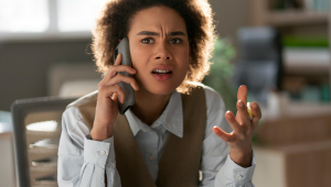 Economista feminina de tiro médio segurando smartphone