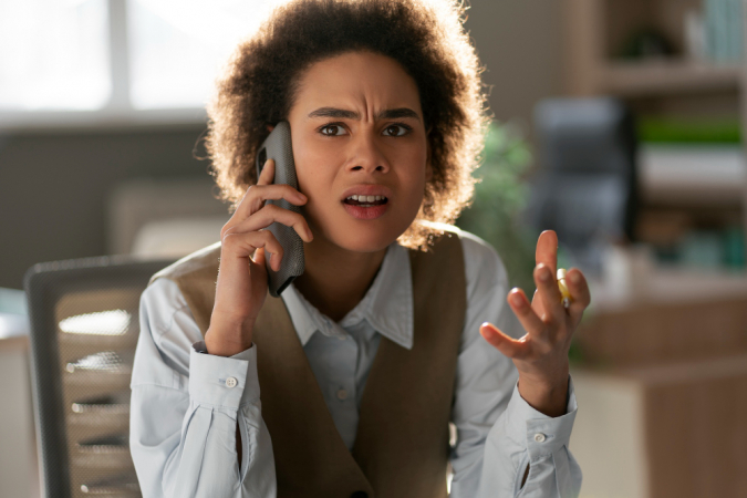 Economista feminina de tiro médio segurando smartphone