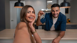 Jovem casal em apartamento