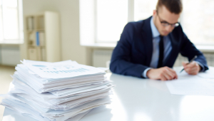 Close-up da pilha de documentos com fundo executivo