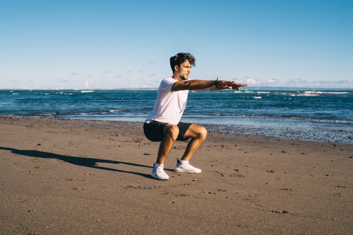 Exercícios sem equipamento ajudam a manter o corpo ativo nas férias 