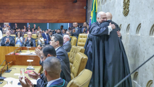 Edson Fachin recebe o abraço de Alexandre de Moraes após virarem, respectivamente, presidente e vice do STF