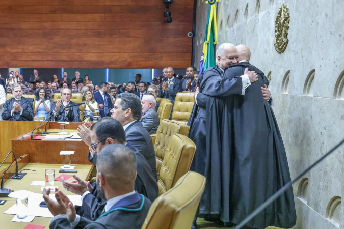 Edson Fachin recebe o abraço de Alexandre de Moraes após virarem, respectivamente, presidente e vice do STF