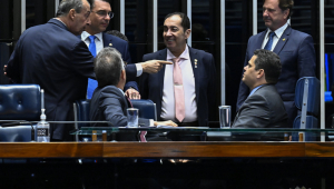 O senador Flávio Bolsonaro conversa com os colegas Omar Aziz, Jorge Kajuru, Laércio Oliveira, Acir Gurgacz e Davi Acolumbre no plenário do Senado