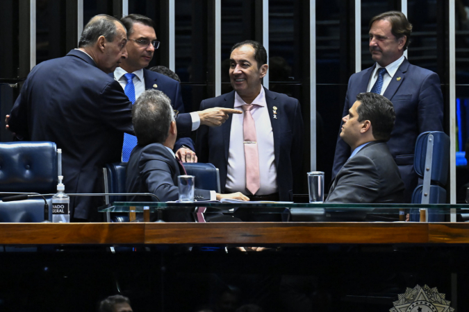 O senador Flávio Bolsonaro conversa com os colegas Omar Aziz, Jorge Kajuru, Laércio Oliveira, Acir Gurgacz e Davi Acolumbre no plenário do Senado