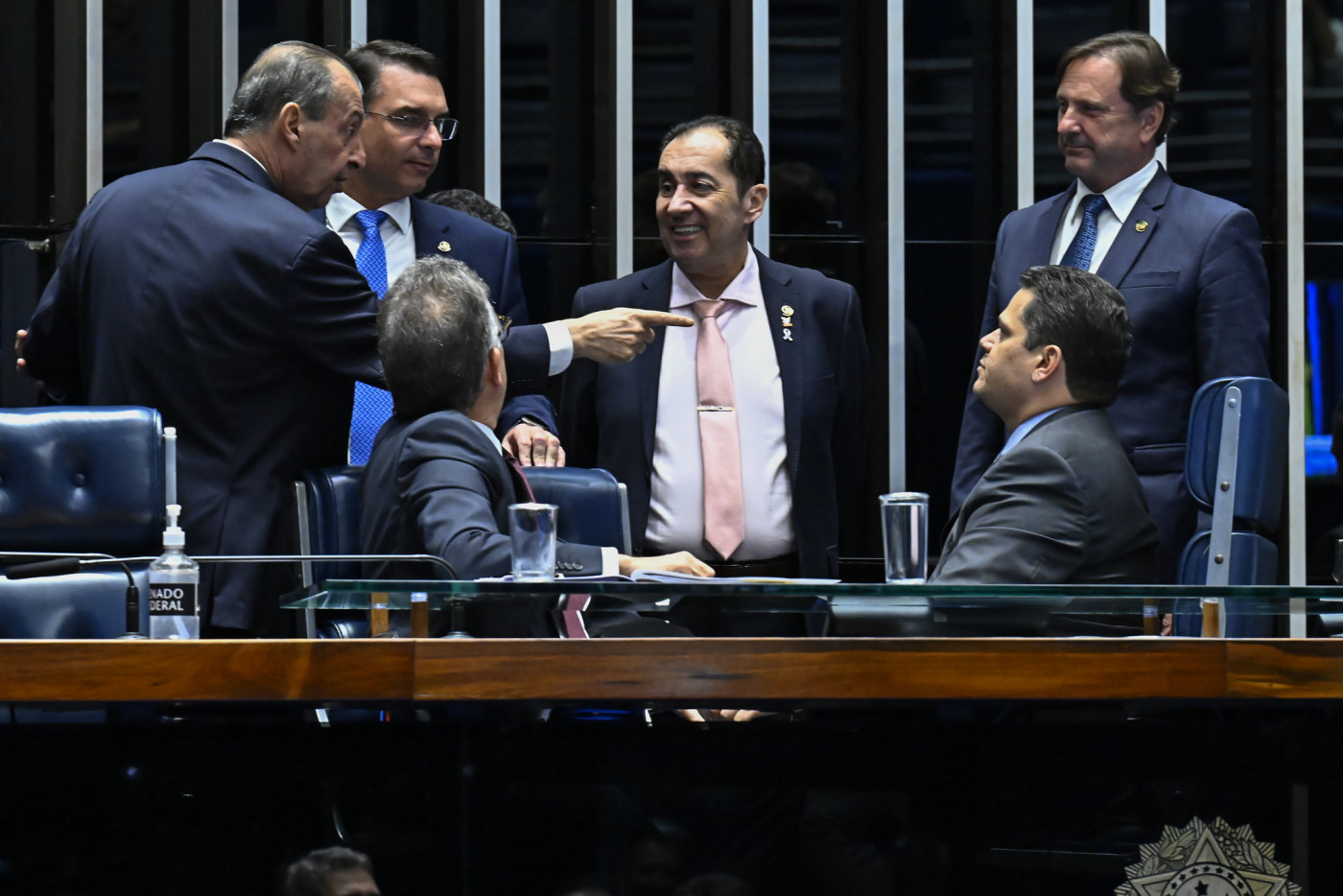 O senador Flávio Bolsonaro conversa com os colegas Omar Aziz, Jorge Kajuru, Laércio Oliveira, Acir Gurgacz e Davi Acolumbre no plenário do Senado