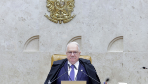 Ministro Edson Fachin preside a sessão plenária do STF