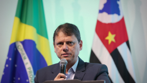 Tarcísio de Freitas durnate a Cerimônia de Entrega de Benefícios aos Municípios Paulistas.