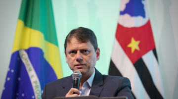 Tarc&iacute;sio de Freitas durnate a Cerim&ocirc;nia de Entrega de Benef&iacute;cios aos Munic&iacute;pios Paulistas.