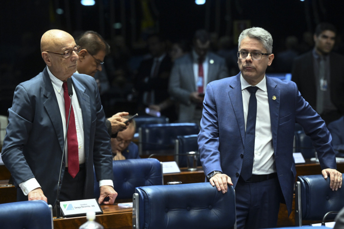 Alessandro Viiera no plenário do Senado ao lado do também senador Esperidião Amin, relator do PL da Dosimetria na Casa
