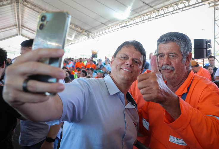Tarcísio brinca com polêmica da Havaianas em vídeo sobre o Rodoanel
