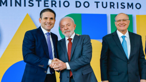 Lula e Hugo Motta se cumprimentam durante cerimônia de transmissão de cargo e posse do Ministro do Turismo
