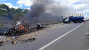 Carro totalmente destruído e em chamas após acidente em um trecho da BR-101 que corta o município de Mucuri, na Bahia, perto da divisa com o Espírito Santo